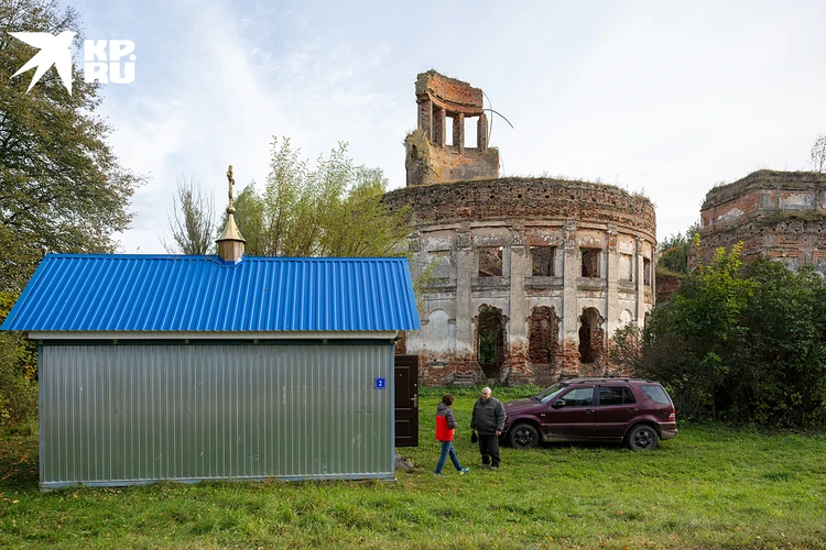 Несмотря на полуразрушенное состояние Покровского храма (в селе Черепово Смоленской области), рядом с его стенами каждую неделю проходят богослужения Несмотря на полуразрушенное состояние Покровского храма (в селе Черепово Смоленской области), рядом с его стенами каждую неделю проходят богослужения